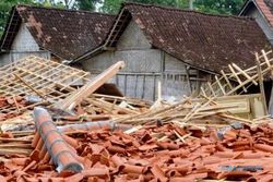ANGIN KENCANG GUNUNGKIDUL : Sebuah Rumah Ambruk Diterjang Angin