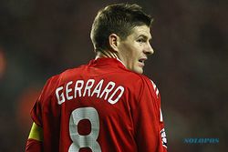 STEVEN GERRARD TINGGALKAN LIVERPOOL : Petinggi The Reds Lepas Gerrard dengan Pilu