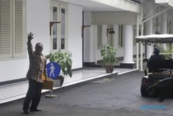FOTO KONFLIK PARTAI GOLKAR : Aburizal Datangi Jokowi di Istana Kepresidenan