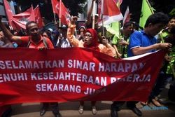 FOTO AKSI BURUH : Pekerja Sinar Harapan Protes Beban Kerja
