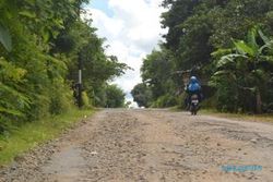 WADUK PIDEKSO WONOGIRI : Jalan Lokasi Penggalian Perdana Rusak Parah