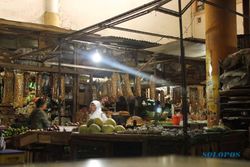FOTO HARGA KEBUTUHAN POKOK : Pembeli di Pasar Argosari