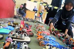 FOTO KONTES ROBOT : Wow, Robot Pelajar Bersaing di Malang