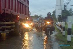 FOTO MUSIM HUJAN : Jalan di Bantul Berlubang, Air Menggenang