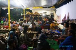 FOTO TAHUN BARU 2015 : Wayang Kulit Digelar di Depan Loji Gandrung