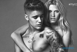 KABAR ARTIS : Justin Bieber Bintangi Iklan Celana Dalam, Netizen Hujat Model Pendamping
