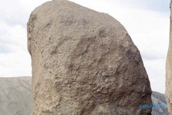 PROYEK BOJONEGORO : Wow, Batu Raksasa Puluhan Ton Hanya untuk Prasasti "Ayo Berprestasi"