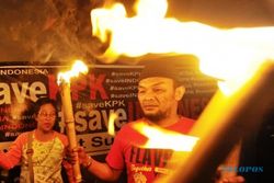 FOTO KPK VS POLRI : Di Makassar Demo Malam-Malam