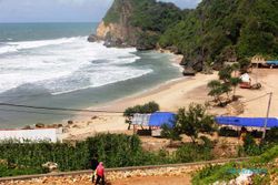 WISATA GUNUNGKIDUL : 'Ladang' Petak Umpet di Pantai Nguyahan