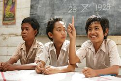 SERBA LIMA : Ini 5 Film Indonesia Terlaris Sepanjang Masa