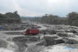 Tebing Longsor, Belasan Truk Pasir Terjebak di Kali Woro Klaten
