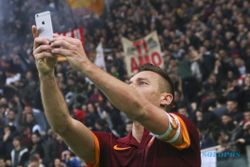 AS ROMA VS LAZIO : Cetak Rekor Gol, Totti Selfie Bersama  Suporter