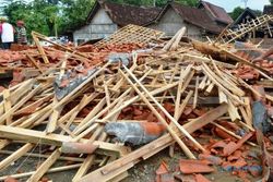 FOTO ANGIN KENCANG NGAWI : Ratusan Rumah Rusak Diterjang Puting Beling