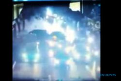 KECELAKAAN MAUT PONDOK INDAH : Rekaman CCTV Ini Gambarkan saat Mobil Christopher Hantam Sejumlah Motor