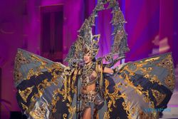 #MISSUNIVERSEINDONESIA : Kostum “Mistis” Elvira Devinamira Masuk 5 Busana Terbaik