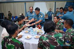 PRESTASI  TNI : Dijamu Makan Bersama, Intelijen Ini Malah Menitikkan Air Mata, Apa Penyebabnya?  