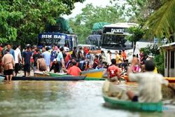 FOTO BANJIR SANGGAU : Jalur Jalan Terputus, Bus Terjebak Banjir