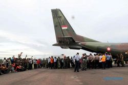 FOTO PESAWAT AIRASIA DITEMUKAN : Begini Suasana Pemberangkatan Peti Jenazah