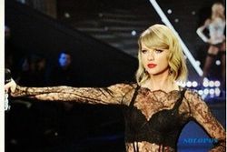 SENSASI ARTIS : Penyiar Radio Tak Terima Dituduh Pegang Bokong Taylor Swift