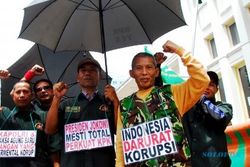FOTO KAPOLRI BARU : Demonstran Minta Jokowi Tarik Komjen Pol BG
