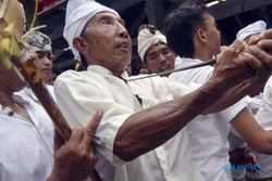 FOTO TRADISI NGEREBONG : Begini Suasana Kesurupan Massal di Denpasar