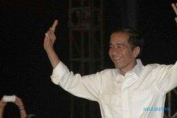 AGENDA PRESIDEN : Jokowi Naik Panser Anoa di Mabes TNI