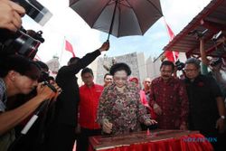 FOTO PATUNG IR. SOEKARNO : Megawati yang Tanda Tangani Prasasti