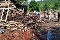 FOTO BANJIR MADIUN : Banjir Bandang Luluh Lantakkan Rumah