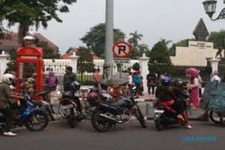 PARKIR SEMARANG : Parkir Liar Dibela, Netizen Kompak Menolak