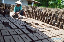 FOTO BATU BATA MAGETAN : Produksi Batu Bata Susut saat Penghujan