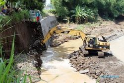 FOTO LONGSOR KEDIRI : Normalisasi Sungai Brantas Pakai Alat Berat