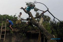 HUJAN ES KLATEN : 2 Kecamatan di Klaten Hujan Es, 8 Rumah Rusak