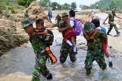 FOTO JEMBATAN HANYUT : Tentara Gendong Pelajar Seberangi Sungai