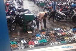 MASJID AGUNG MADIUN : Pria Ini Tukang Menata Sandal dan Sepatu Jemaah Masjid, Apa Alasannya?
