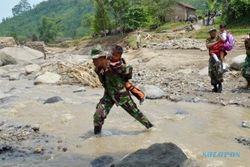 FOTO JEMBATAN HANYUT : Siswa SD Menyeberang, Tentara Turun ke Sungai
