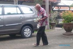 KARYAWAN TERTUA : Kakek Ini Tak Mau Pensiun Meski Usianya 76 Tahun