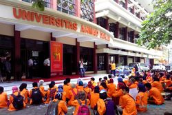 KAMPUS JOGJA : Kuliah di Panti, Mahasiswa UAD Demo