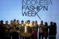 FOTO INDONESIA FASHION WEEK : 3 Menteri Hadiri Pembukaan IFW 2015