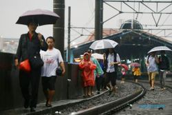 FOTO BANJIR JAKARTA : KRL Terganggu, Penumpang Jalan Kaki