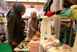 FOTO HIJAB FASHION WEEK : Busana Muslim Dipajang Bandung