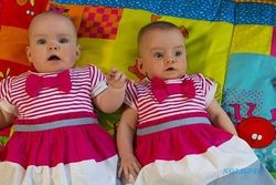 KISAH UNIK : Anak Kembar Ini Lahir Beda Dua Bulan, Kok Bisa?