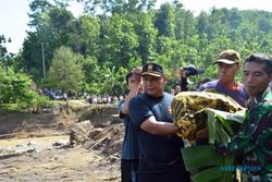 FOTO BANJIR MADIUN : TNI-Polri dan Warga Evakuasi Korban