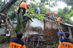 FOTO ANGIN KENCANG MADIUN : Duh, 26 Rumah Rusak Diterpa Puting Beliung