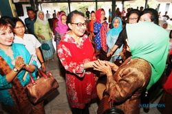 FOTO PELUNCURAN BUKU : Wah, Buku Ibunda Jokowi Diluncurkan Menteri