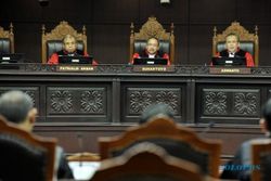 Jokowi Lantik Guntur Hamzah Gantikan Aswanto Jadi Hakim MK
