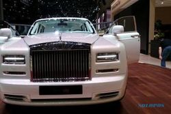 GENEVA MOTOR SHOW : Begini Wajah Mobil “Hantu” Serenity Mewah Rolls Royce