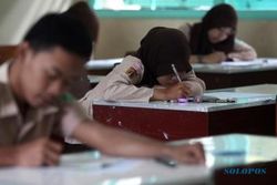 FOTO UJIAN SEKOLAH : Ujian Sekolah Dahului Ujian Nasional