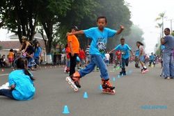 Komunitas Sepatu Roda Madiun berlatih di Jl. Pahlawan