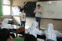 Bule Jepang Mengajar di SMPN 1 Wates