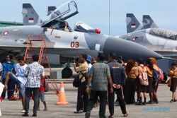 FOTO ALUTSISTA TNI : Warga Biak Leluasa Nikmati Sukhoi